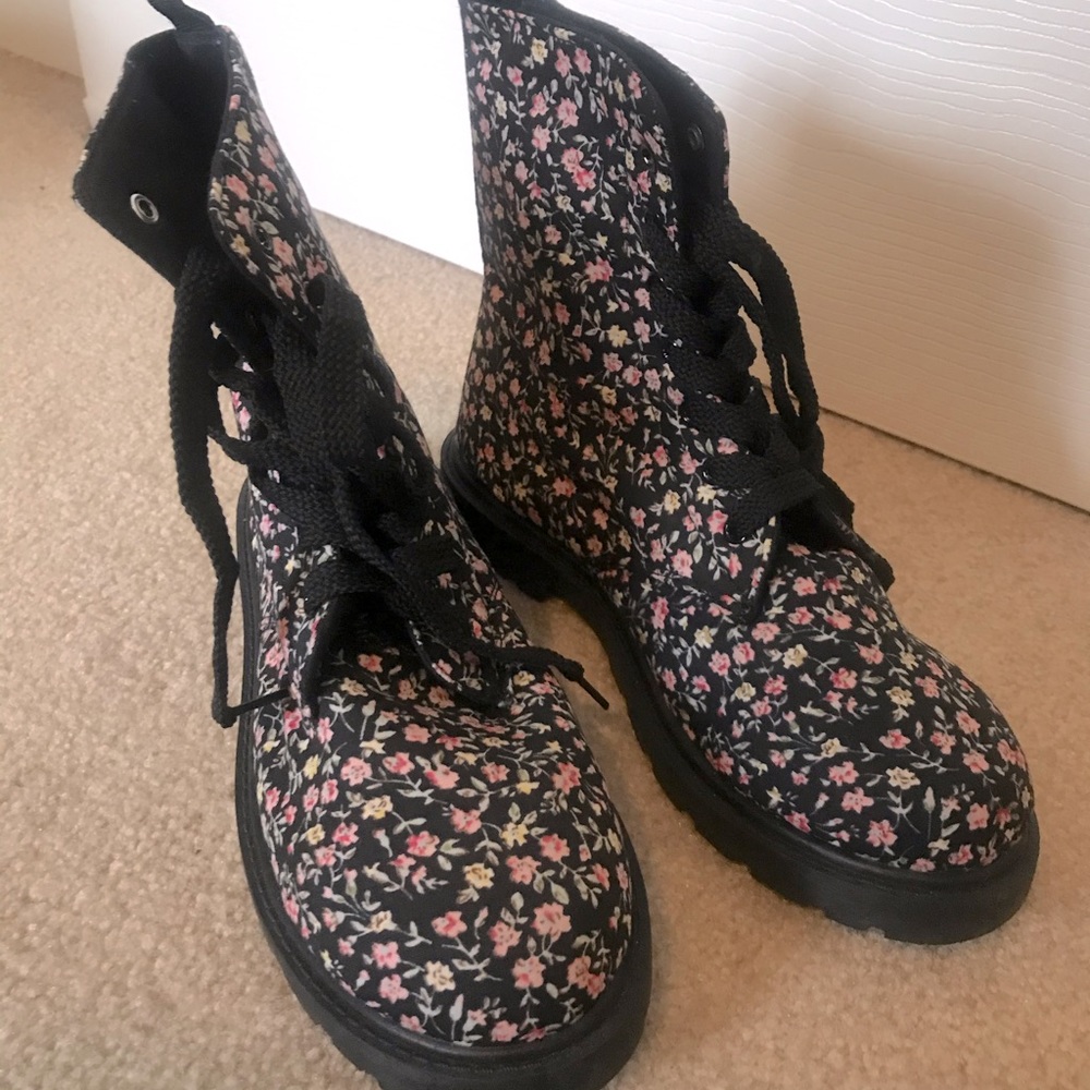 Floral boots (NEW)-Forever 21